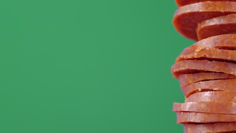 una pila de pedazos cortados de salame gira lentamente.