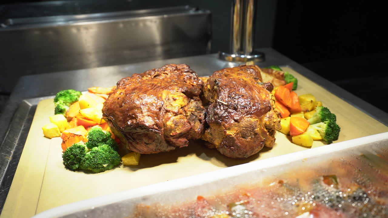 구운 칠면조 음식 플래터 장식된 고기