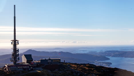 torre de celda de radio 5g en la cima de la montaña