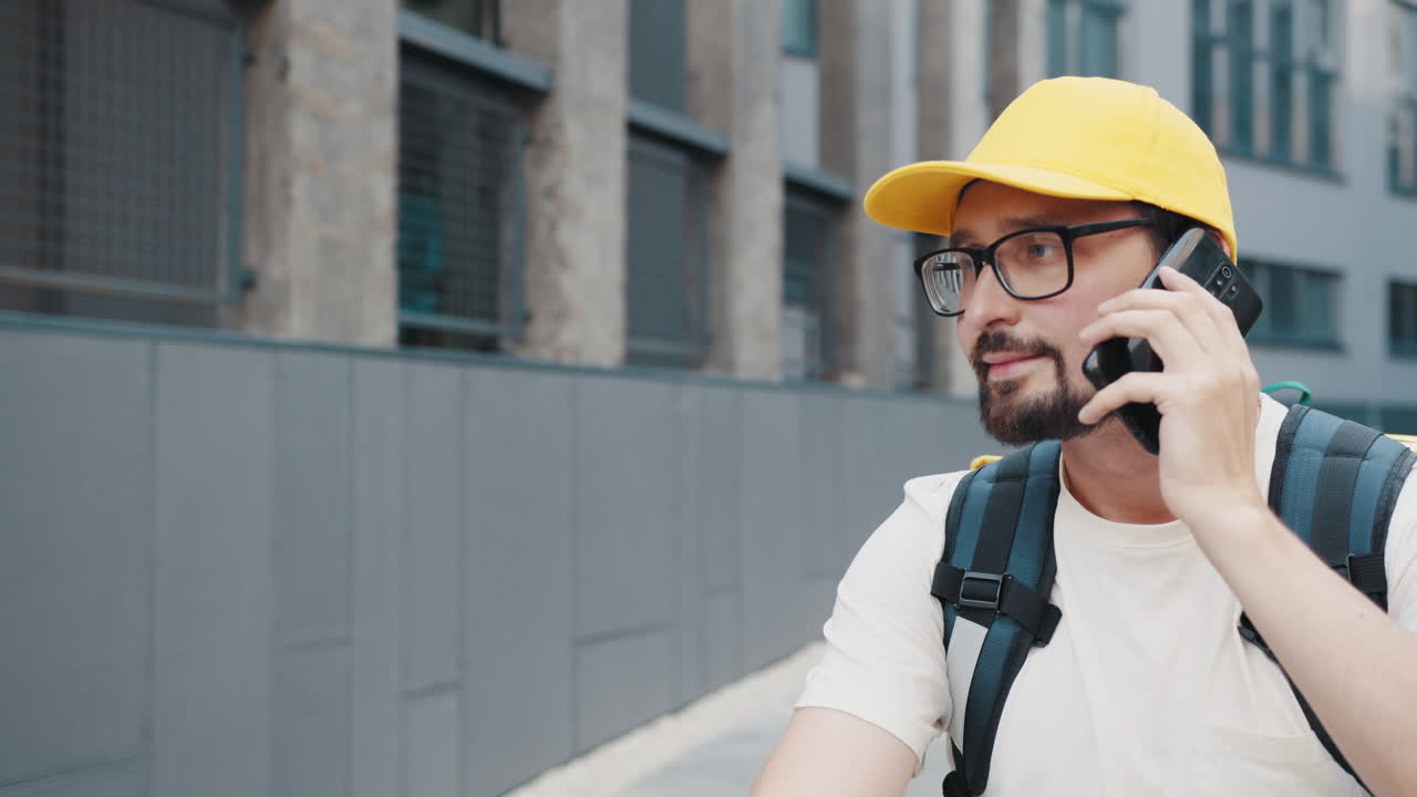 persona de entrega en el teléfono