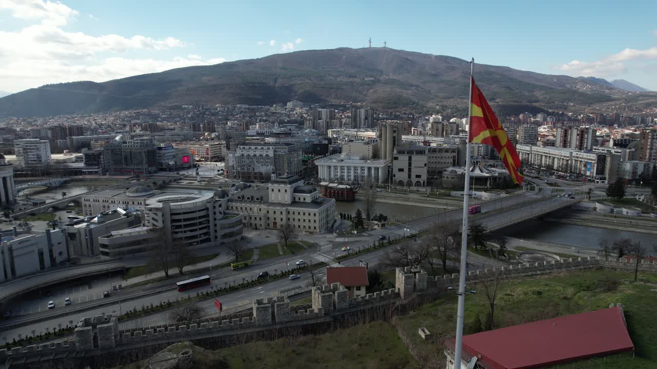 Vista aerea della bandiera nazionale della Macedonia, simbolo del paese, situata all'interno del castello