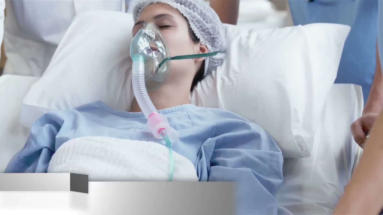 noticias de última hora escritas con una mujer acostada con una máscara de oxígeno