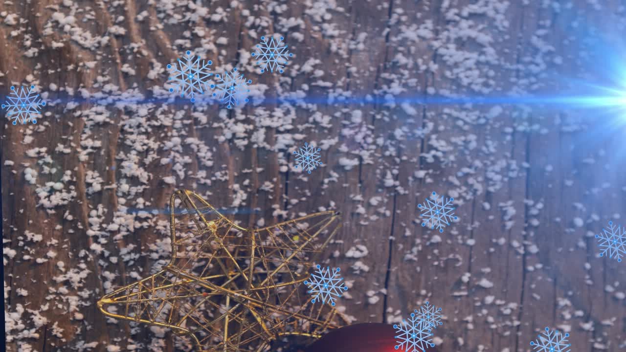 Animação de rastros de luz e flocos de neve sobre decorações de Natal