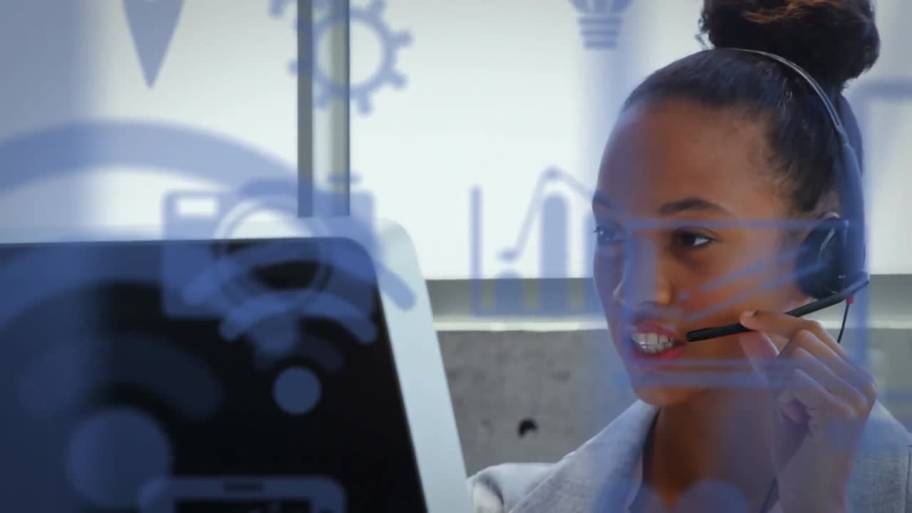 Animation af digitale ikoner over en forretningskvinde, der bruger et telefonheadset og en computer