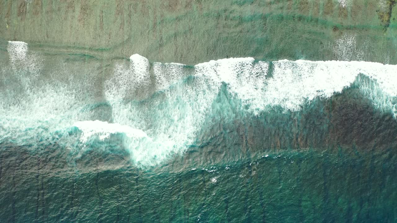 Big white waves crushing on shallow turquoise lagoon over sandy shore of tropical island, beautiful dynamic seascape in Bahamas