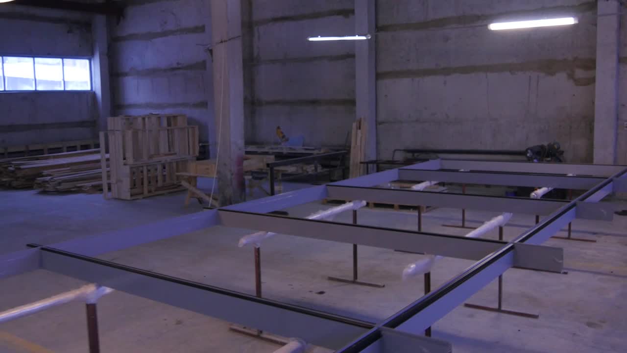 금속 프레임 및 목재 재료를 가진 산업 작업실