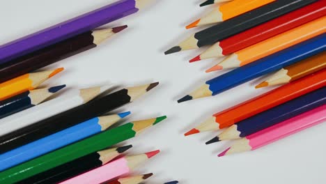 el bolígrafo se sintió en el tocadiscos. el marcador girar girar. girar, crear patrón, hacer el diseño de la forma del círculo. vista superior, colocación plana