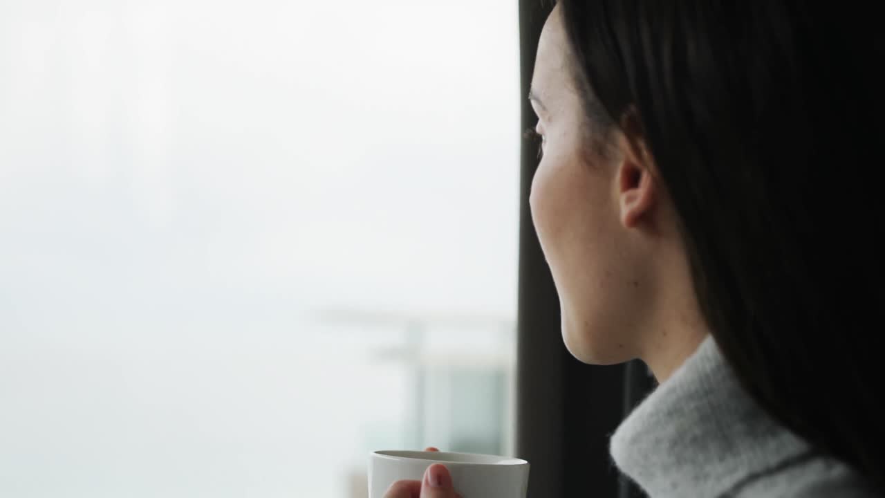 쉬는 시간을 즐기는 젊은 여성