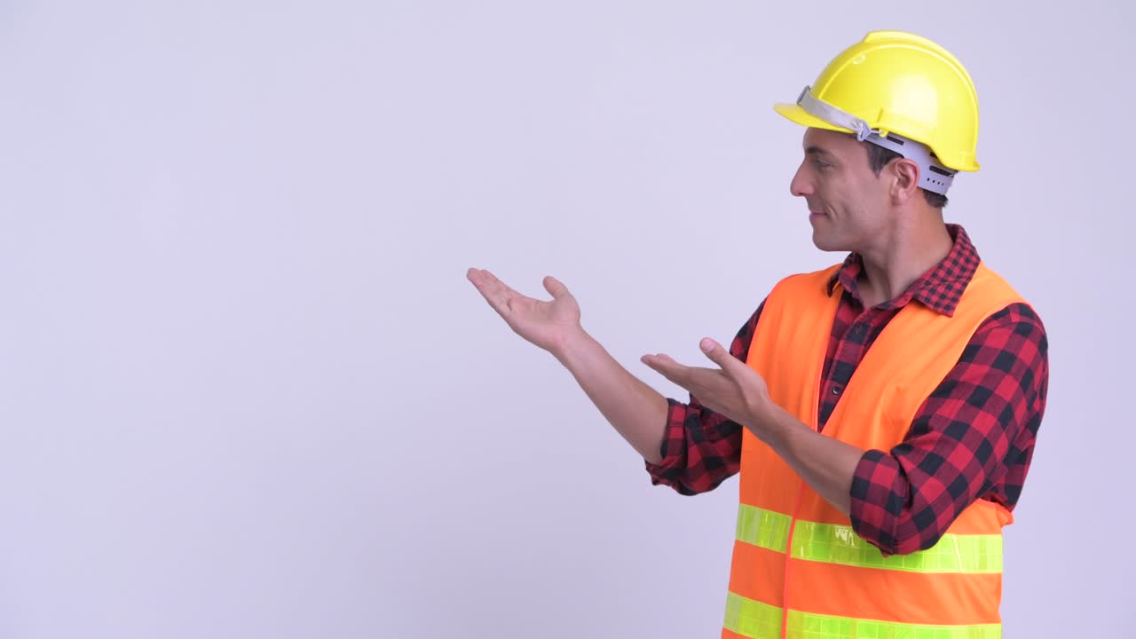 joven y guapo hombre hispano trabajador de la construcción