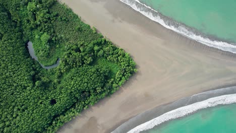 科斯塔里卡的乌维塔 (uvita) 狭窄的热带海<unk>上的三角形雨林