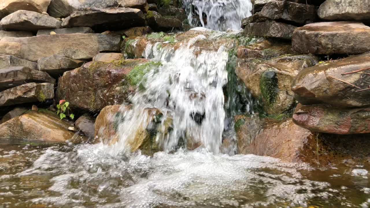 des chutes d'eau se précipitent sur les rochers de la rivière.