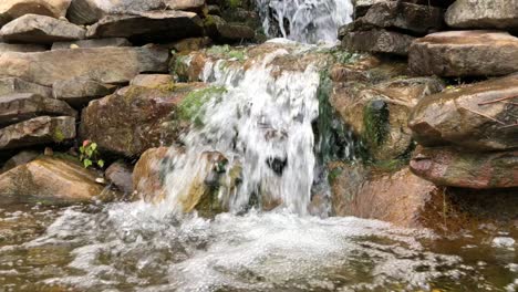 cascadas corriendo sobre las rocas de trabajo del río