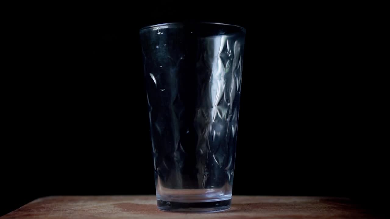 유리잔 에 물 을 부어 넣는 것