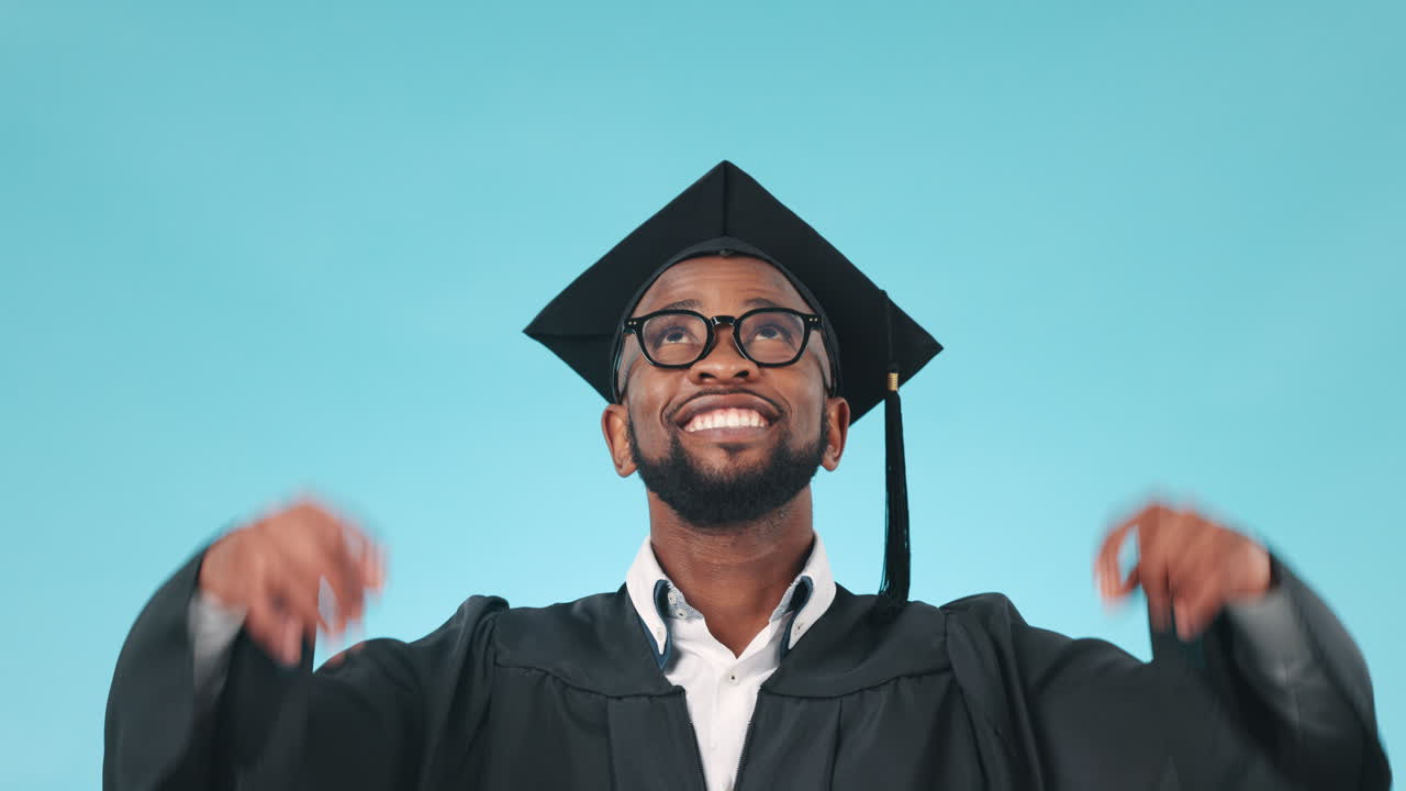 graduación, gratitud o estudiante feliz señalando hacia arriba