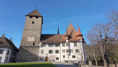 toma de ángulo bajo del histórico castillo de spiez en suiza en un día soleado