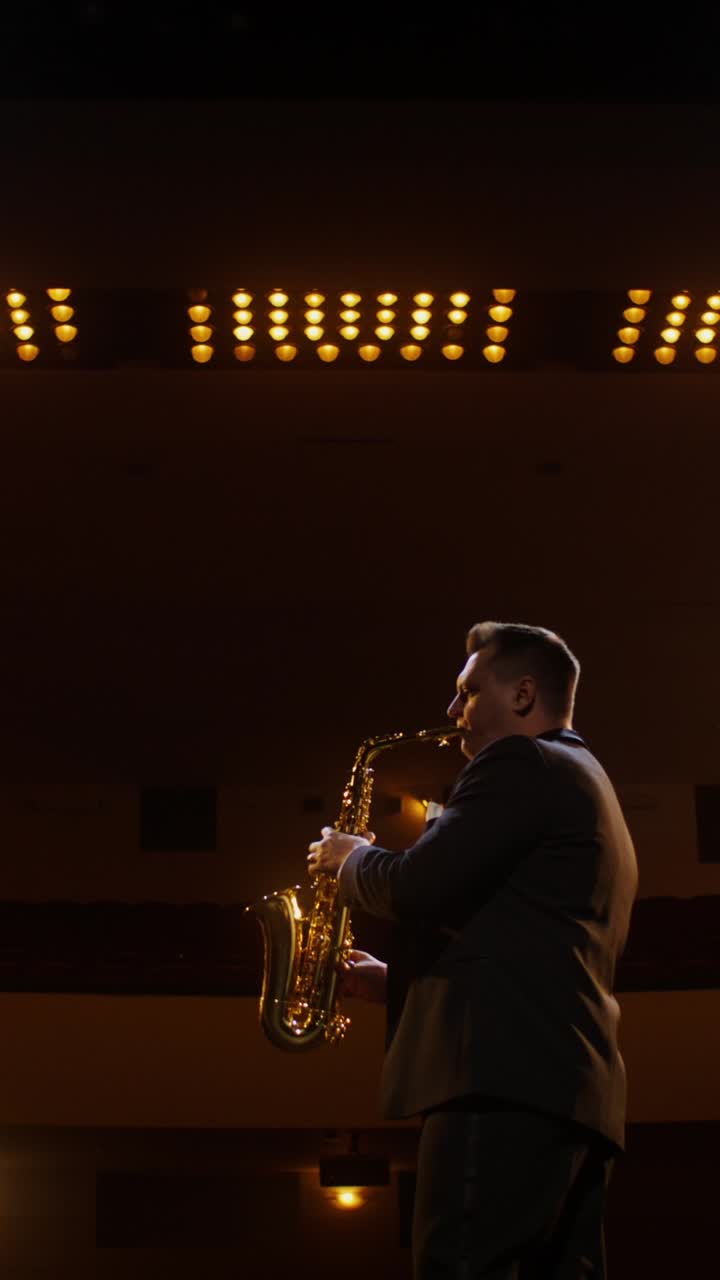 Saxofonista che si esibisce sul palco