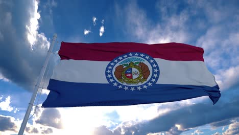 la bandera de missouri en un asta de bandera ondeando en el viento, fondo de cielo azul. 4k