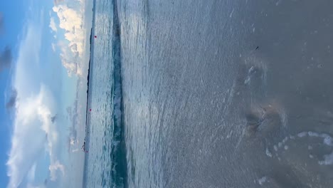 바다의 물결은 모래에 새겨진 발자국을 지워버린다.
