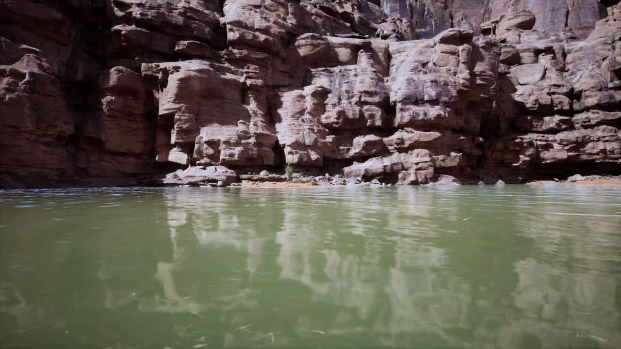 impresionante vista de un lago de cañón con acantilados rocosos
