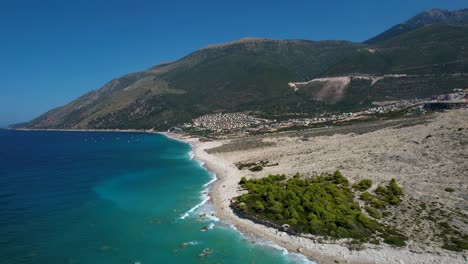 Playa-Prístina-De-Guijarros-Con-Aguas-Turquesas-En-El-Mar-Jónico-Amenazada-Por-Desarrollos-Turísticos-De-Lujo,-Poniendo-En-Riesgo-La-Belleza-Natural-De-Albania