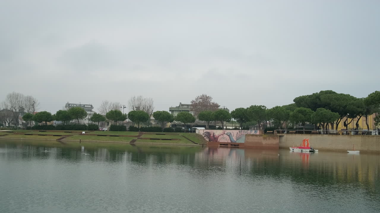 강 과 배 를 가진 도시 공원 장면