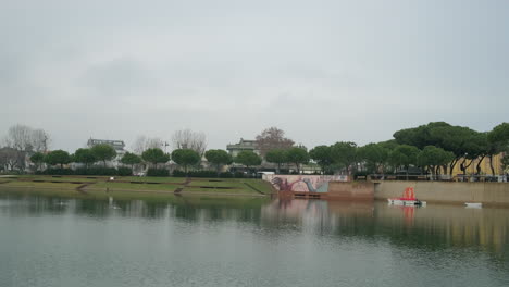 escena del parque de la ciudad con río y barco