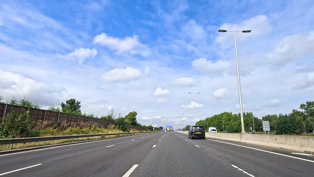 차는 은 도로에서 순조롭게 이동합니다.