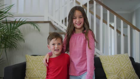 retrato de hermanos caucásicos mirando a la cámara y sonriendo