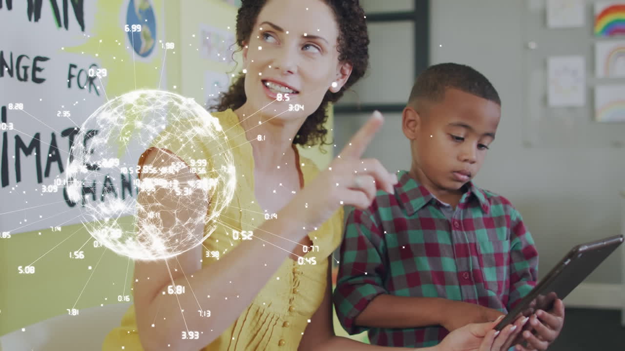 animación de una red global sobre una feliz maestra diversa y un escolar que usa tableta en clase