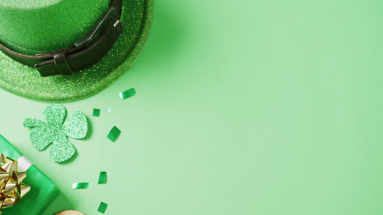 video de la hoja de trébol verde de san patricio y sombrero con espacio de copia en fondo verde
