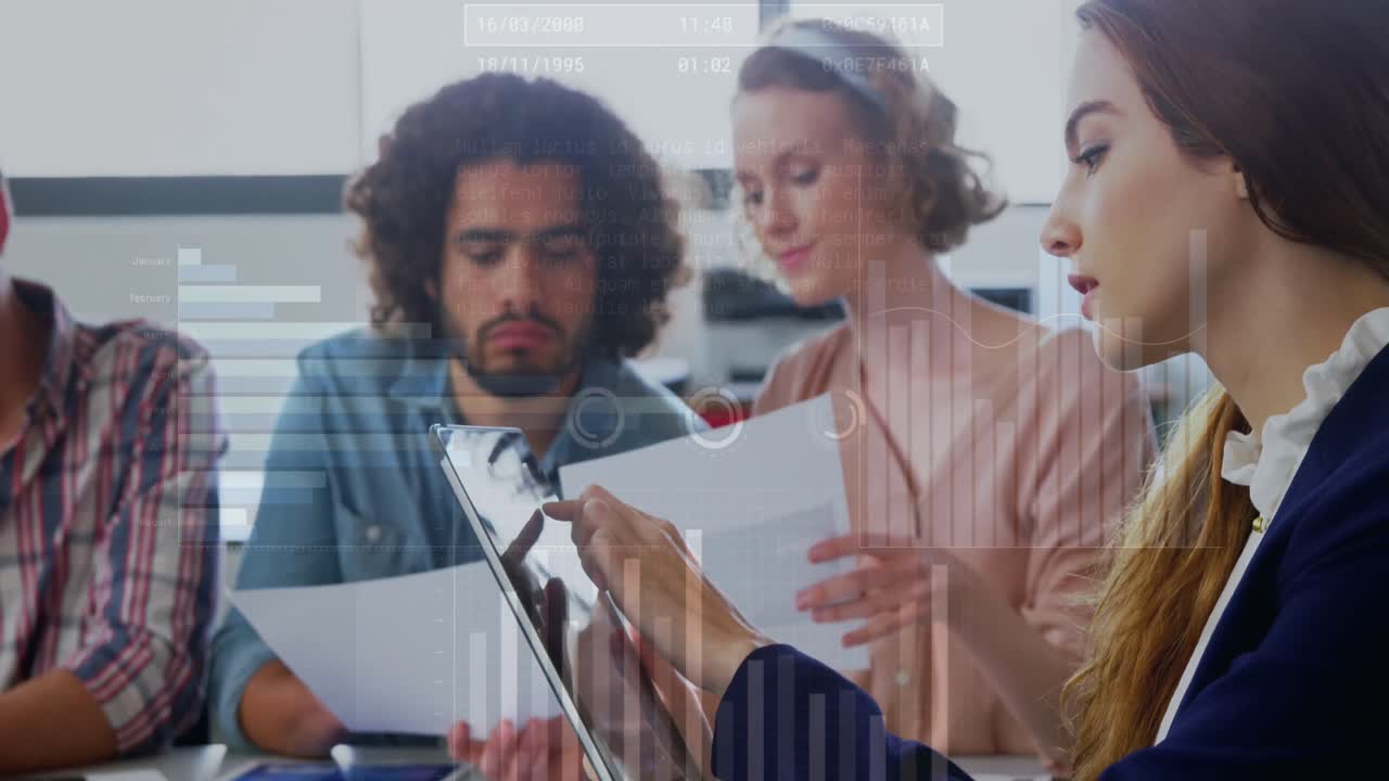 animación de barras de carga, círculos y gráficos múltiples, diversos compañeros de trabajo discutiendo informes