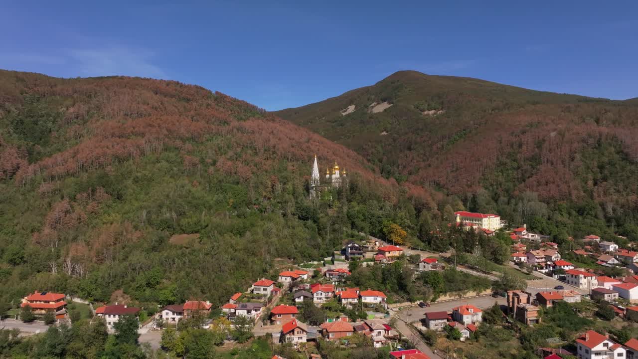 Drohnenansicht der Schipka-Gedenkkirche inmitten von Herbstbäumen, Bulgarien