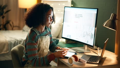 mujer trabajando en la computadora en casa