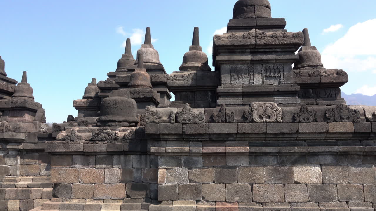 Un muro sormontato da stupa sull'antico tempio buddista di Borobudur.