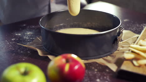 Kuchen-Backen.-Kuchenteig-In-Die-Backform-Gießen.-Backen-Zu-Hause.-Backzutaten