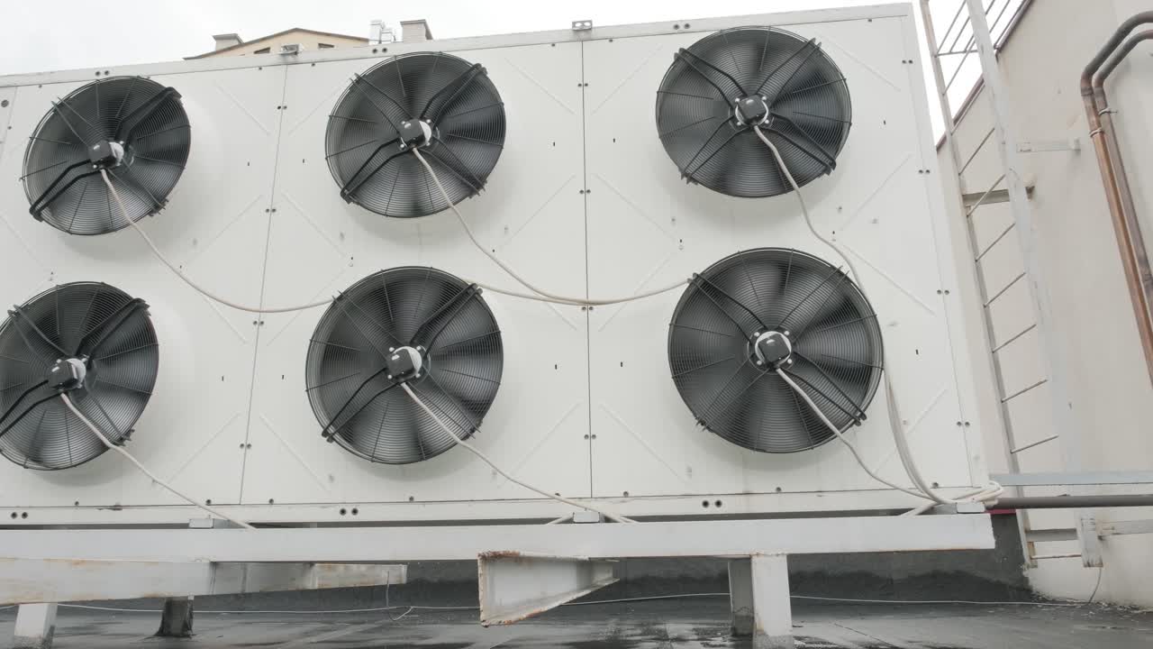 unidades de calefacción, ventilación y aire acondicionado en el techo
