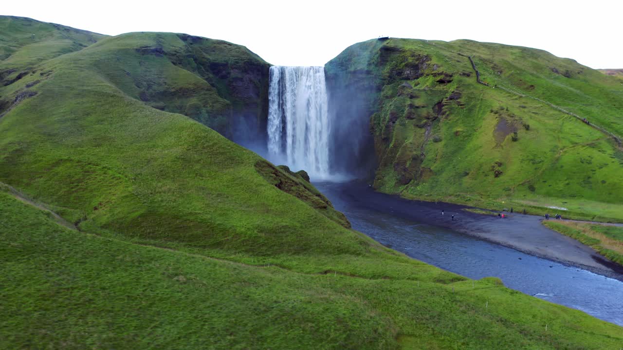 hermoso paisaje de la majestuosa cascada de skogafoss en el campo de islandia en verano - toma aérea de drones