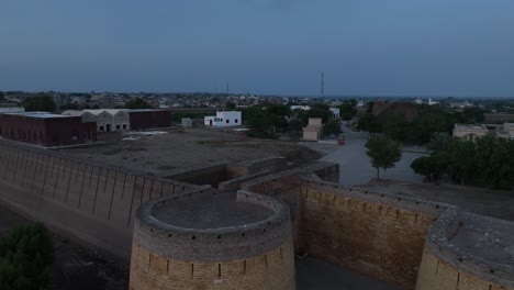 Aérea-Del-Fuerte-Umerkot-Después-Del-Atardecer-En-El-Distrito-De-Tharparkar-En-Pakistán