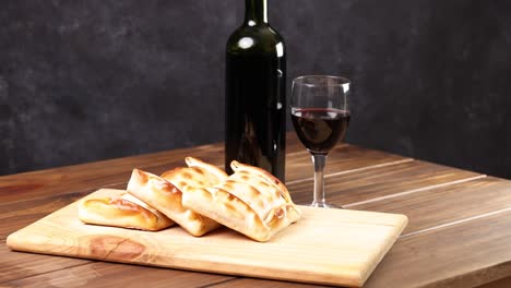 Chilenischer-Wein-Gläser-Und-Flasche-Und-Empanadas-Vielfalt