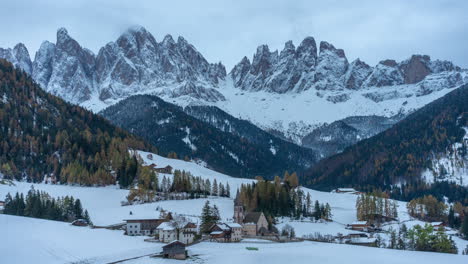 Zeitraffer-Val-Di-Funes-Dorf-Dolomiten-Nebel-Rollt-In-Sonnenaufgang-Sonnenuntergang-Erster-Schnee-Herbst-Winter-Neuschnee-Filmische-Postkarte-Norditalien-St.-Magdalena-Maddalena-Johanniskapelle-Italien-Bozen