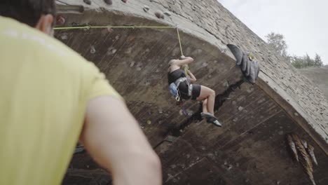 chica escaladora descendiendo lentamente la foixarda barcelona españa