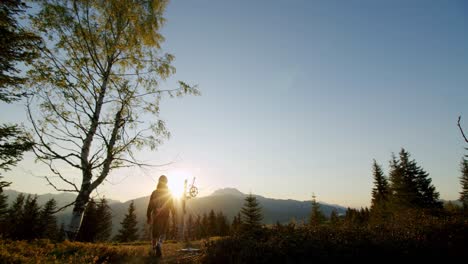 Mountainbiker-Setzt-Sich-Hin-Und-Nimmt-Helm-Ab,-Um-Den-Sonnenuntergang-Zu-Beobachten