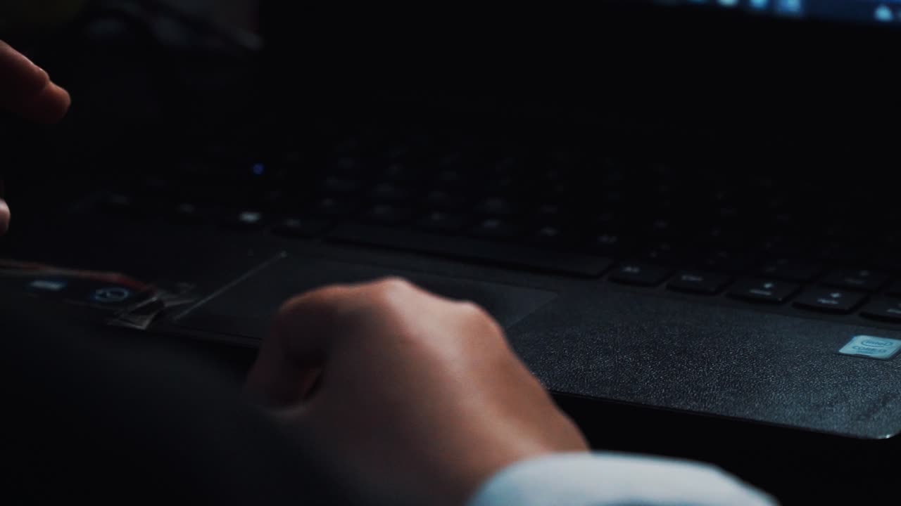 슬로우 모션 비디오 - 노트북 터치패드의 손가락에 흰 셔츠와 반지를 끼고 있는 여자 손의 클로즈업 샷