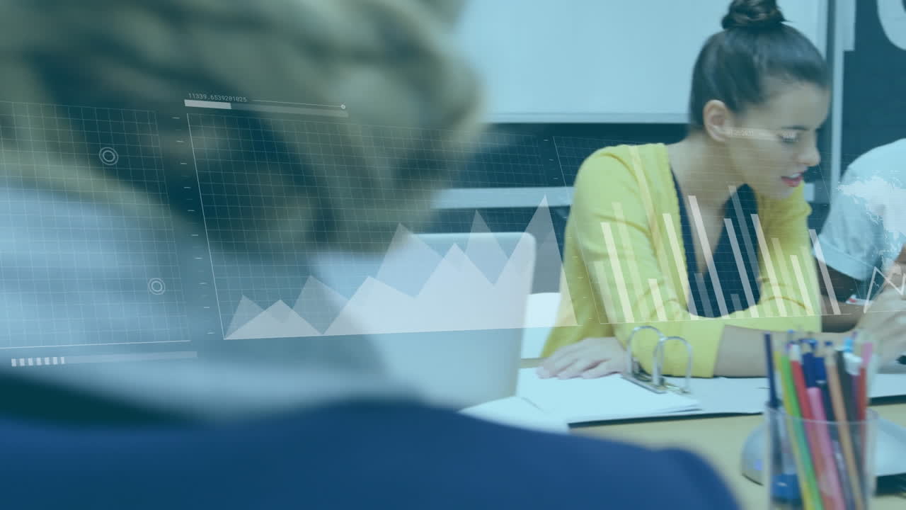animación de gráficos, barras de carga, mapa sobre diversos compañeros de trabajo compartiendo ideas en la oficina