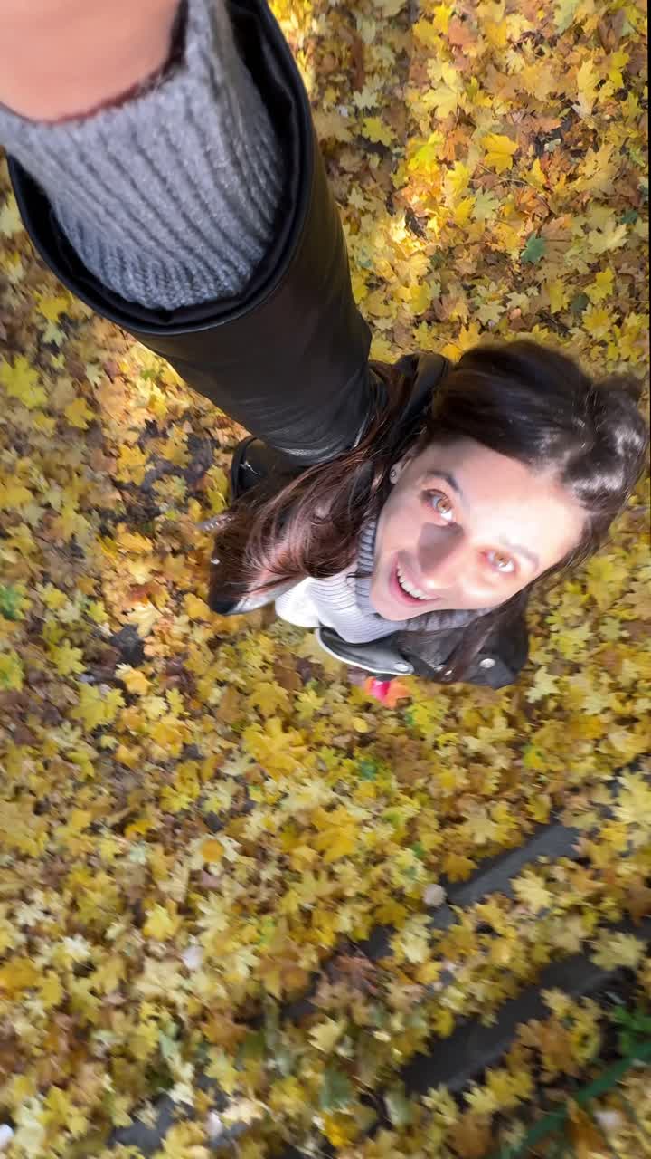 가을 공원 셀피에 있는 여자