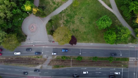 Autos-Fahren-Auf-Der-Belebten-Straße-In-Der-Mitte.-Gleise-Der-Straßenbahn.-Unglaubliche-Luftaufnahme.-Flug-Aus-Der-Vogelperspektive.-Drohnenaufnahmen-Von-Berlin,-Prenzlauer-Berg-Allee,-Sommer-2022