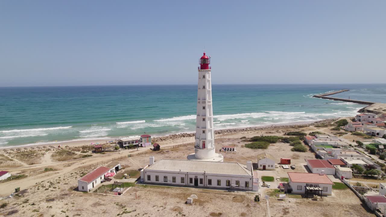 faro de cabo de santa maría en olhão, portugal, órbita aérea, día de verano