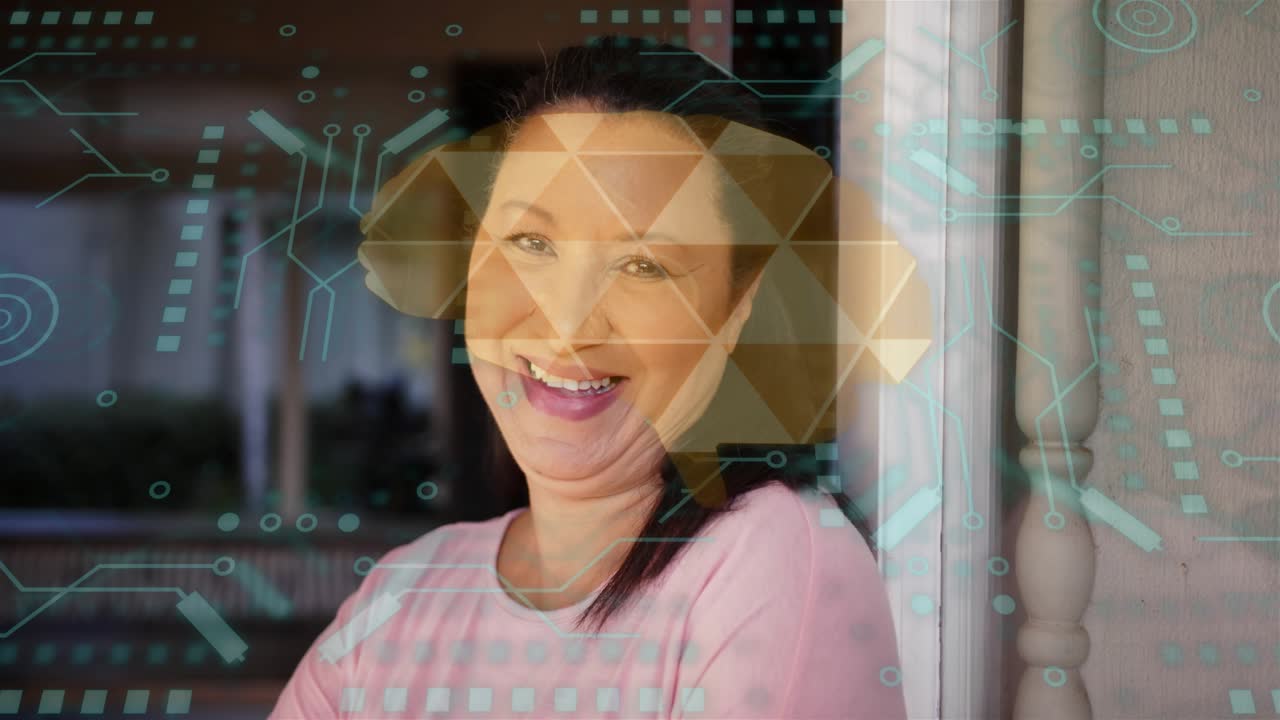 Donna appoggiata al portico dopo una voce fuori campo, sorridente mentre un HUD tecnologico color teal e un cervello dorato si allineano