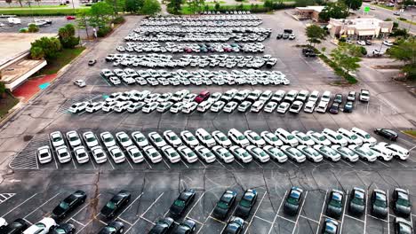 Volando-Lentamente-Sobre-Un-Enorme-Estacionamiento-Lleno-De-Coches-De-Policía-Encubiertos-Y-Sin-Identificación