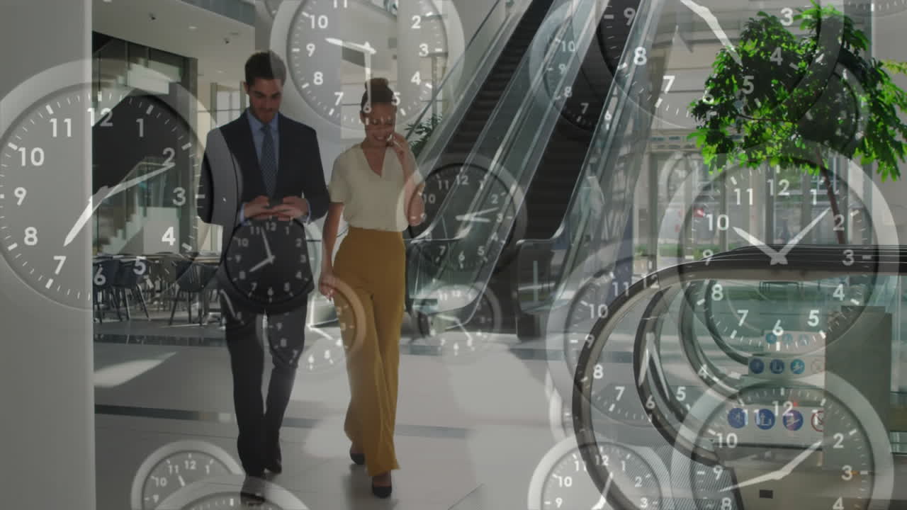 사무실에서 걸어다니고 스마트폰을 사용하는 사업가들에 대한 시계 애니메이션